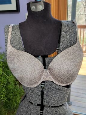 Victoria's Secret Tan Leopard T-Shirt Bra. 34DD